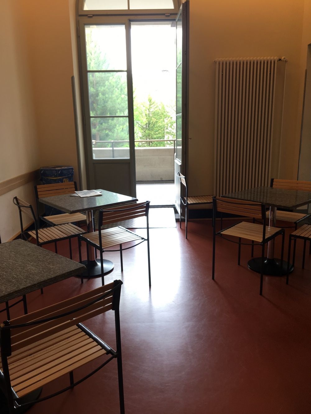 ZUG-F, Cafeteria: Blick nach innen von der Eingangstür. Die Hintertür führt zur Terrace.