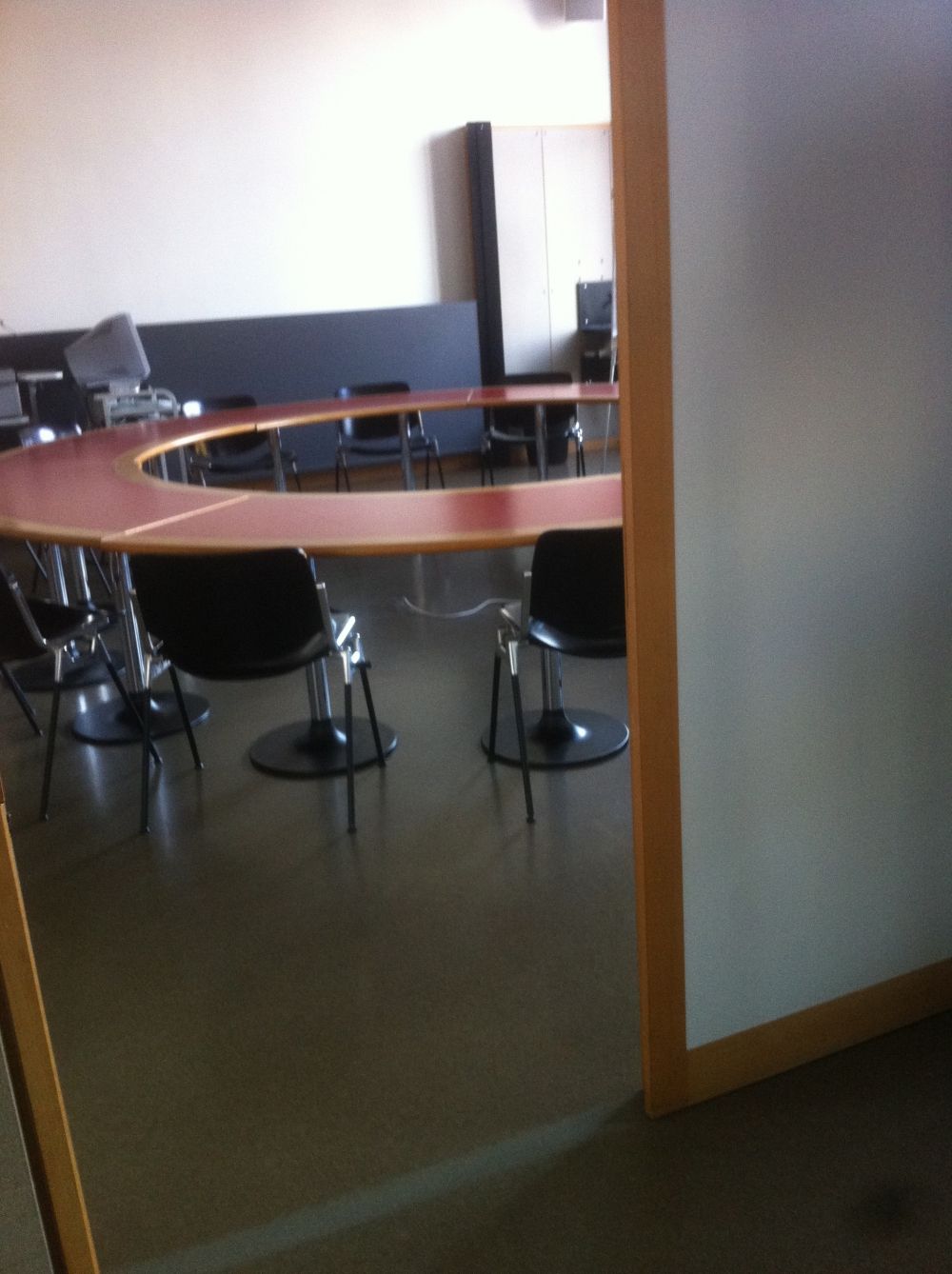 Seminarraum KOL-G-223: Durchgang zum Seminarraum G-222.