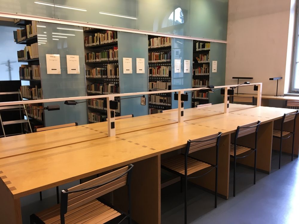ZUG-E, Bibliothek: Lernplätze mit Stromanschlüsse, Blick nach innen vom Eingang E41.