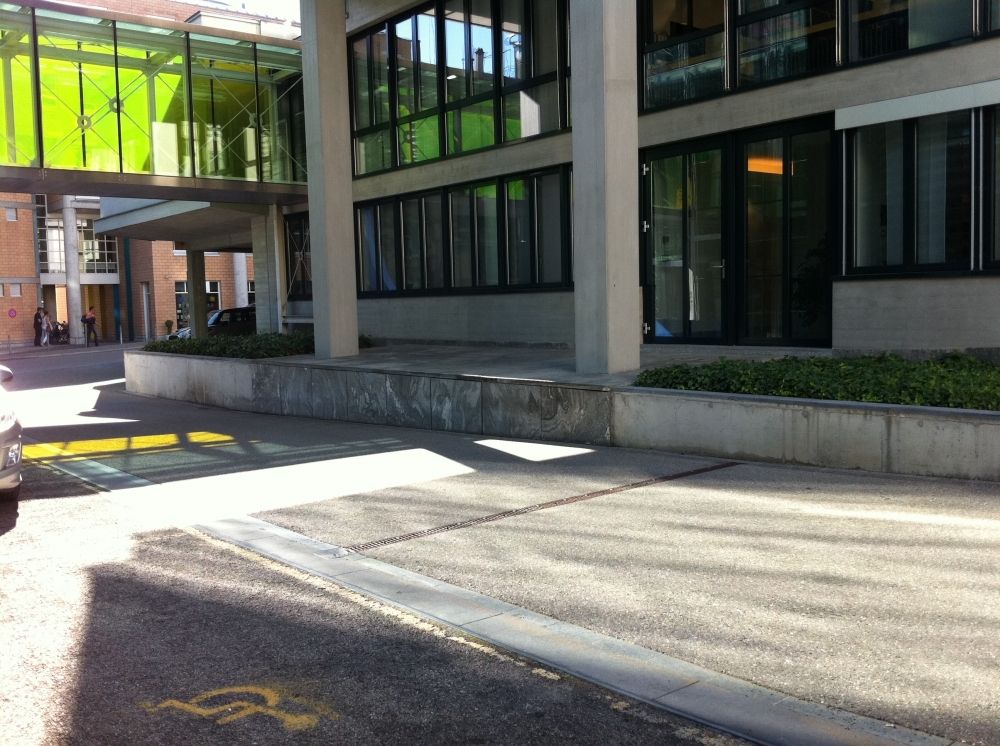Gebäude PLF: Rollstuhl-Parkplatz, zur Plattenstrasse blickend.
