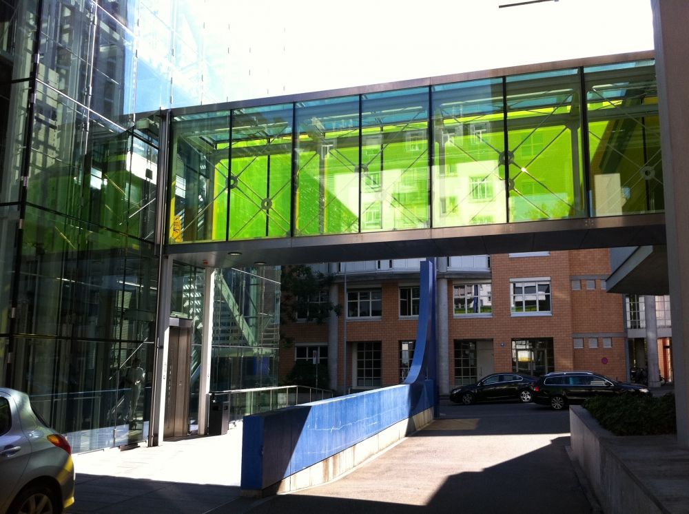 Gebäude ZUI: Sicht auf die Passerelle zwischen ZUI und PLF, von Plattenstrasse her.