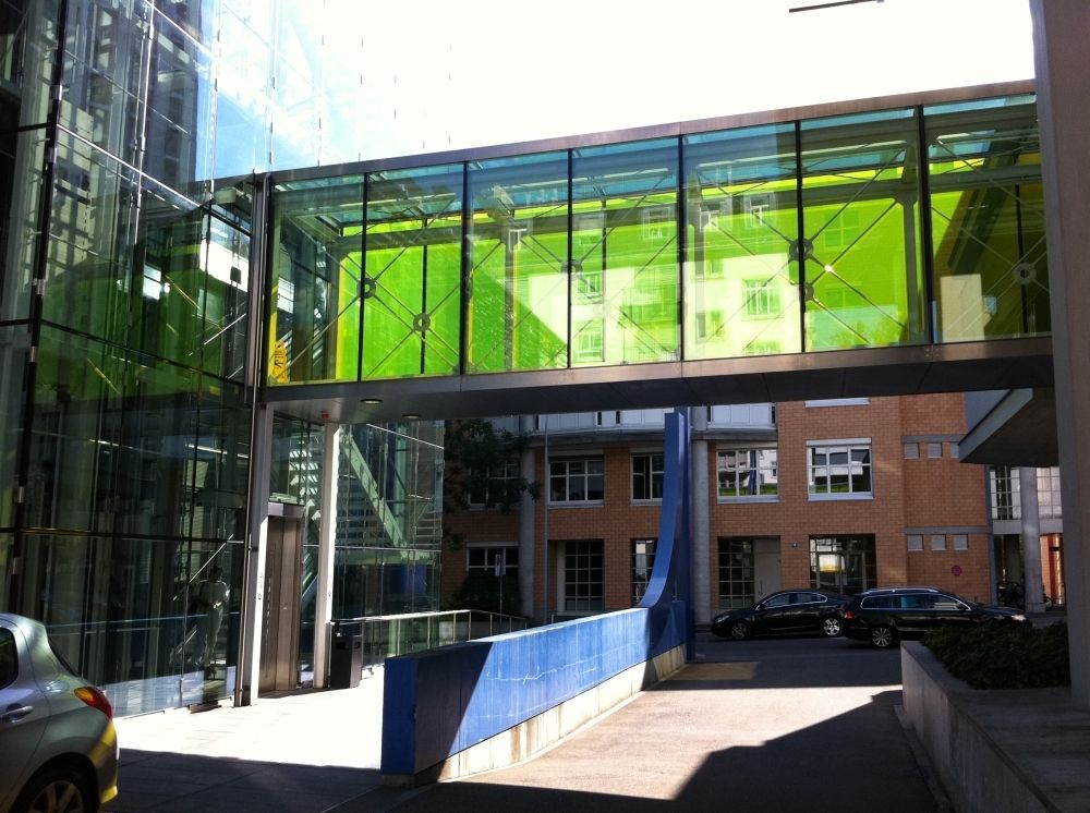 Gebäude PLF: Passerelle zwischen ZUI und PLF. Von Plattenstrasse her blickend.