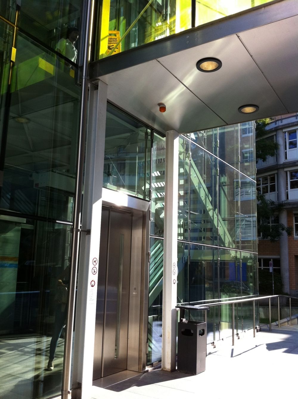Gebäude PLF: Sicht auf Haupteingang PLF, zur Plattenstrasse blickend.