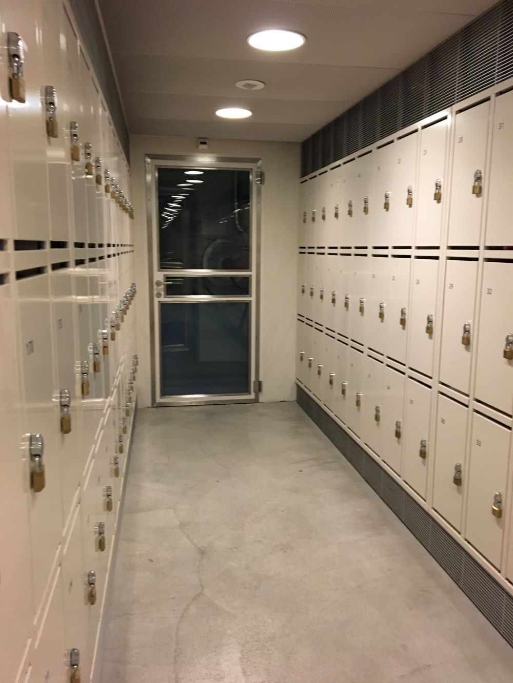 ZUG-C, Schliessfächer/Garderobe: Vom Eingang, Blick nach links.