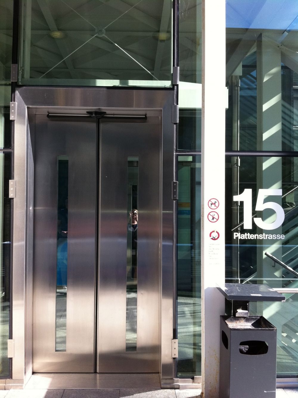 Gebäude ZUI: Alternativer Eingang bei Plattenstrasse 15 (PLF) (entspricht dem Haupteingang von PLF).