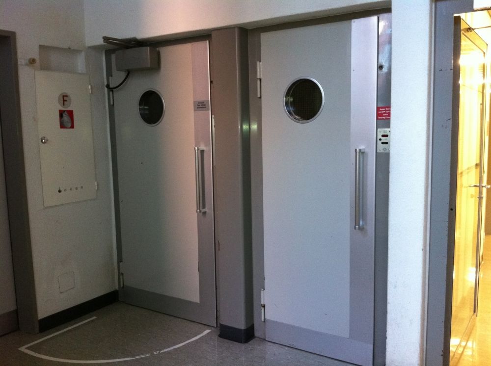 ZUI, Lift 2 im hinteren Teil des Gebäudes (rechts): Die beiden hinteren Fahrstühle.