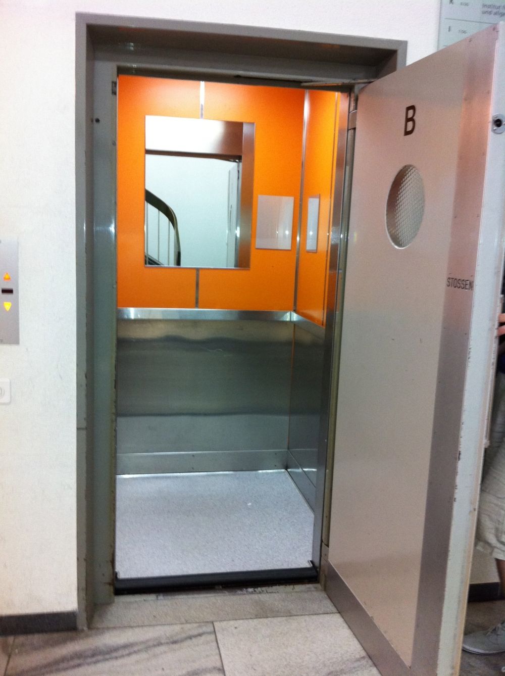ZUI, Lift 2 im vorderen Teil des Gebäudes (rechts): Lift (Innenraum)