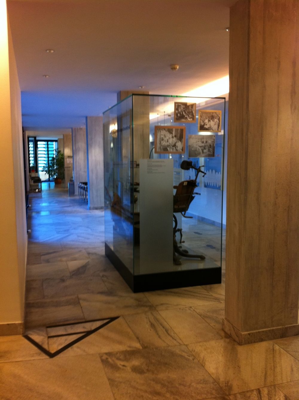 ZUI, Stockwerk A: Ausstellungsgegenstände vom Fahrstuhl her kommend links.