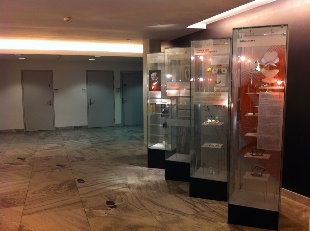 ZUI, Stockwerk A: Ausstellungsgegenstände links von den Liften.