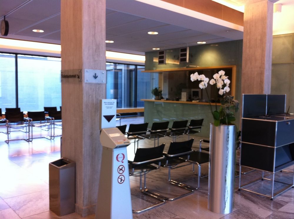 Schalter ZUI-B-11: Sicht von der Eingangstüre auf die Eingangshalle. Rechts im Bild ist der Schalter erkennbar.