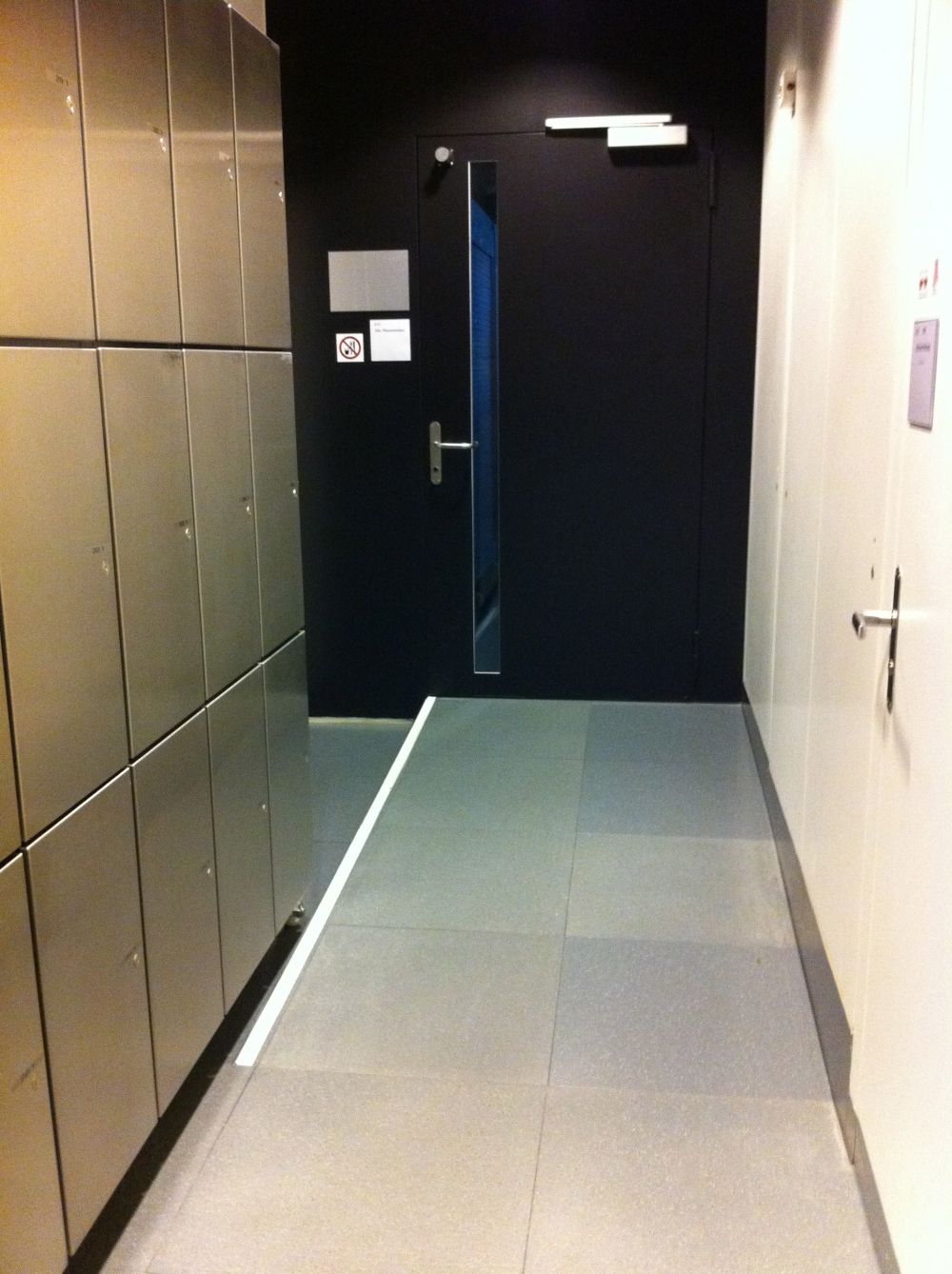 Hörsaal ZUI-B-23: Rampe vor Türe zum Hörsaal.