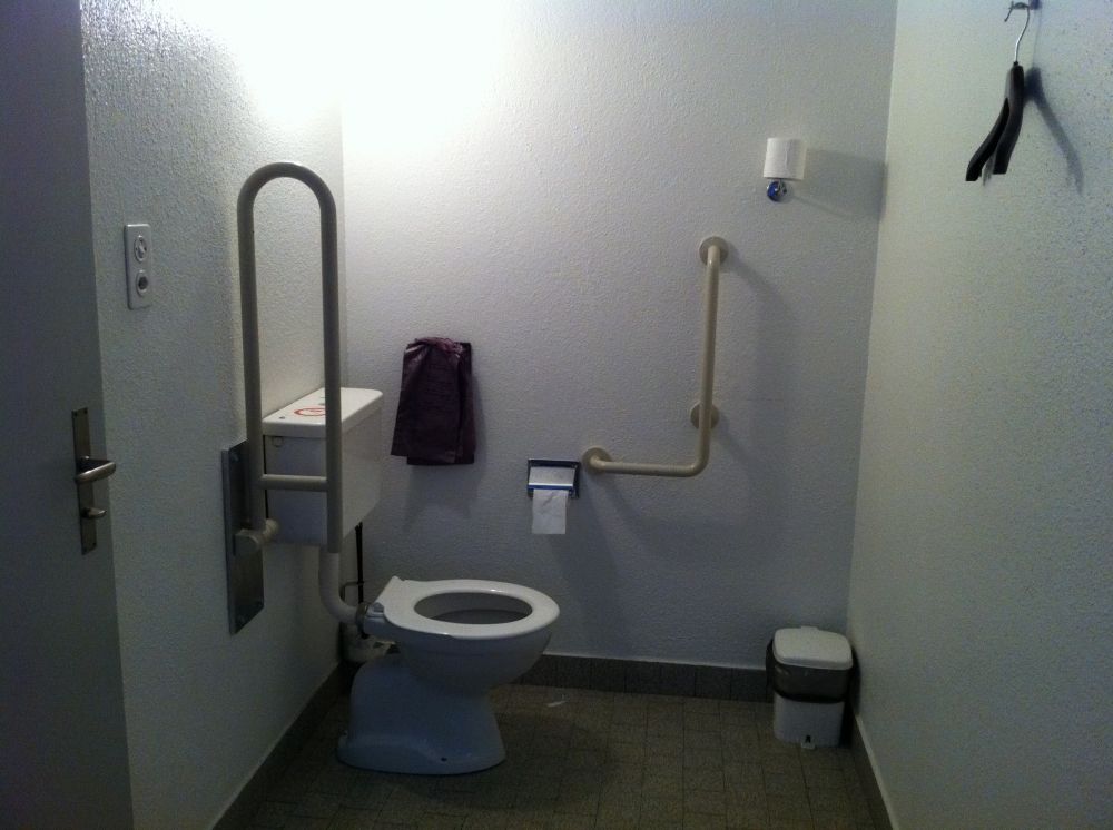 Rollstuhl-WC ZUI-C-46: Rollstuhl-WC (linke Seite des Raumes, wenn man sich mit dem Rücken zur Tür befindet)