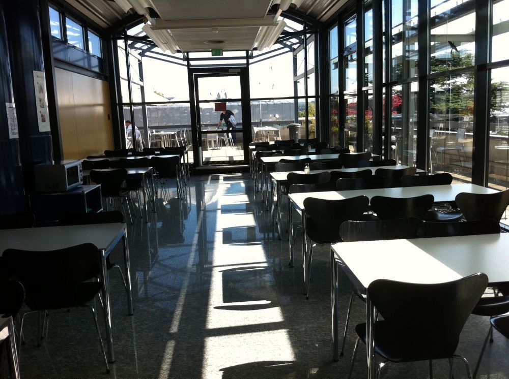 ZUI-E, Cafeteria: Blick Richtung Terrasse.