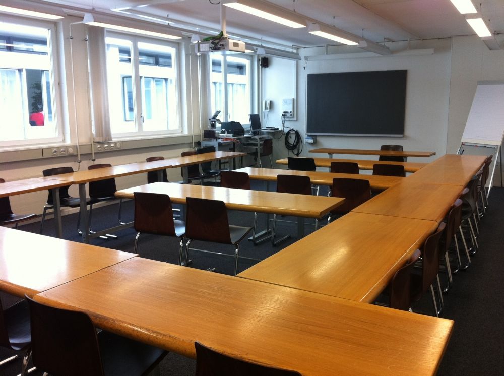Seminarraum GLT-B-01: Blick in Richtung Wandtafel.