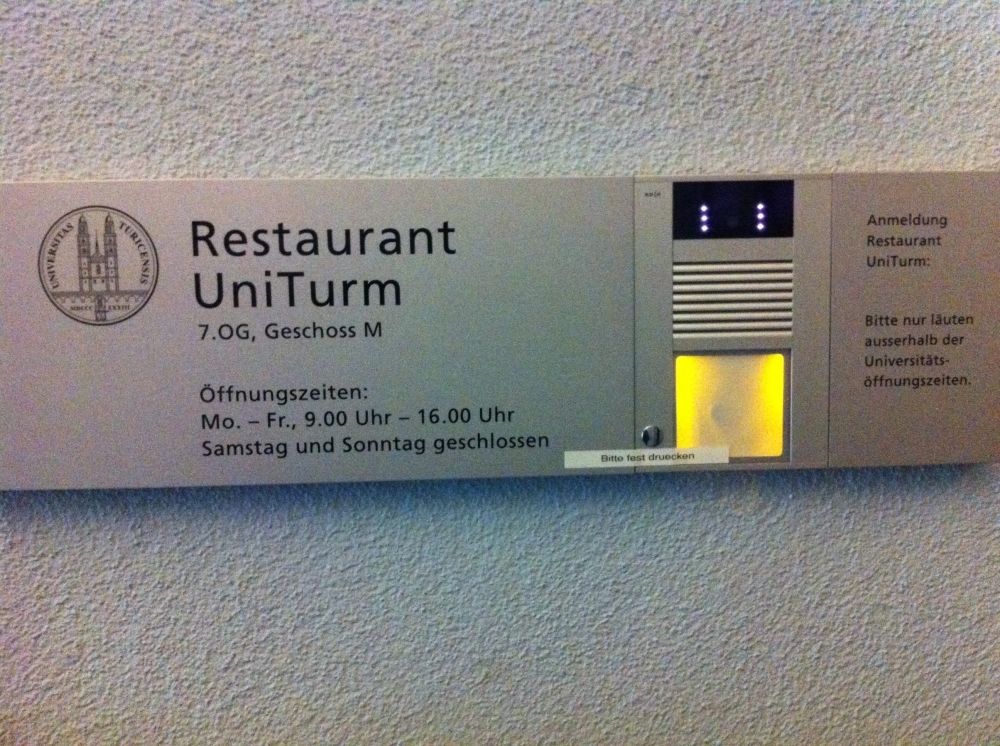 Gebäude KOL: Der alternative, stufenlose Eingang ist ausserhalb der Öffnungszeiten des Gebäudes der einzige Eingang für Besucher des Restaurants UniTurm. Hierfür ist am oberen Ende der Rampe eine Klingel angebracht. Sie befindet sich 155 cm. über dem Boden.