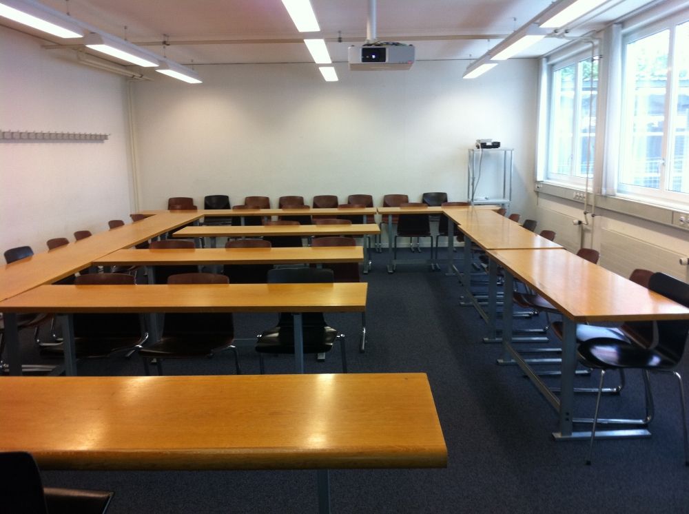 Seminarraum GLT-B-01: Sicht von der Wandtafel aus nach hinten.