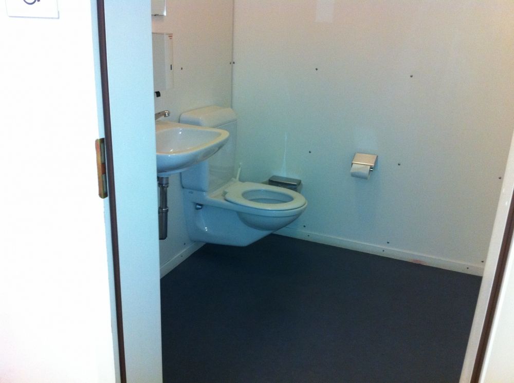 Rollstuhl-WC GLT-B-06: Rollstuhl-WC (Innenraum).