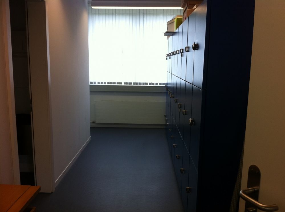 GLT-B, Schliessfächer/Garderobe: Rechts: Schliessfächer
links: Damen- und Herren-WC.