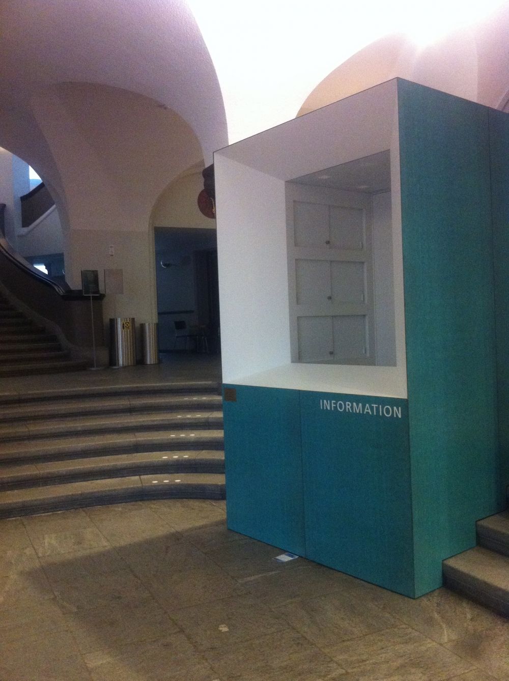 KOL-E, Informationsstelle: Welcome Desk direkt beim Haupteingang.