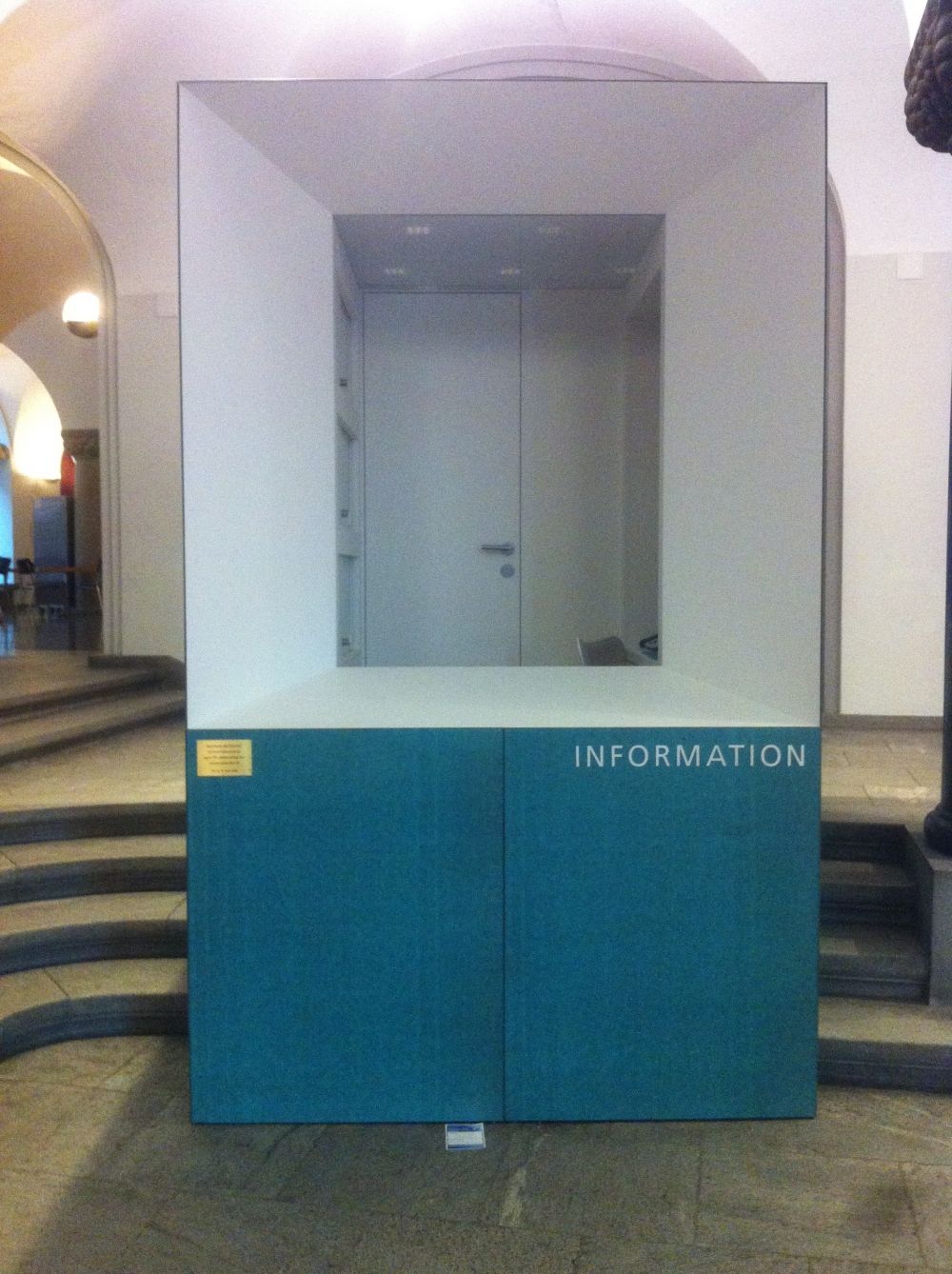 KOL-E, Informationsstelle: Blick frontal auf den Welcome Desk.