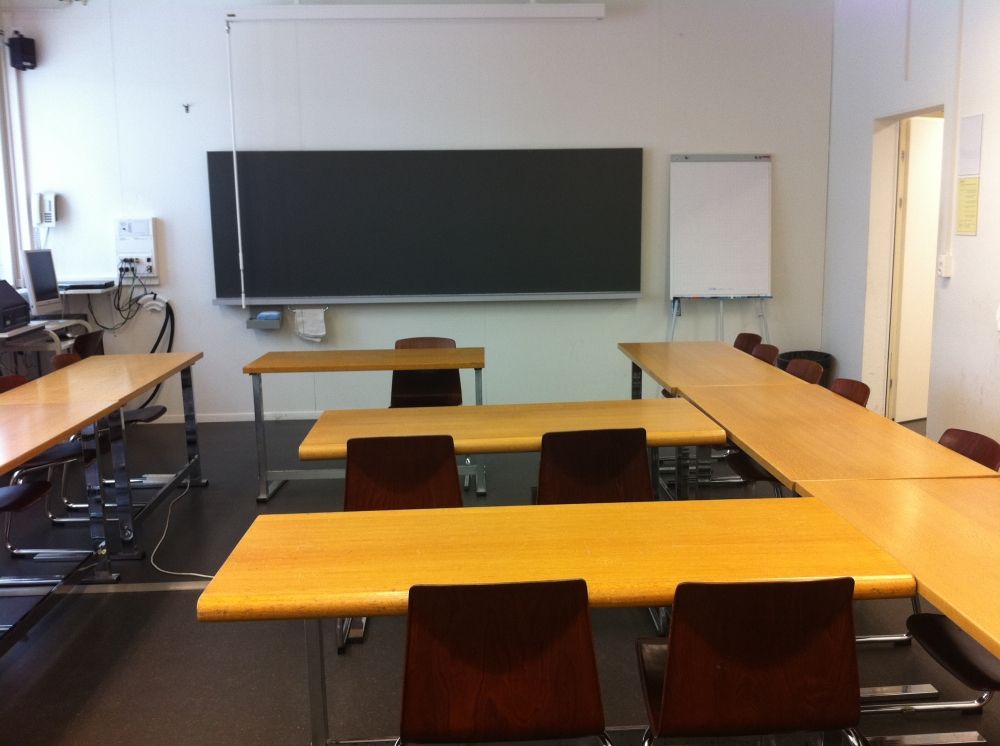 Seminarraum GLT-A-01: Raumsicht in Richtung Wandtafel.