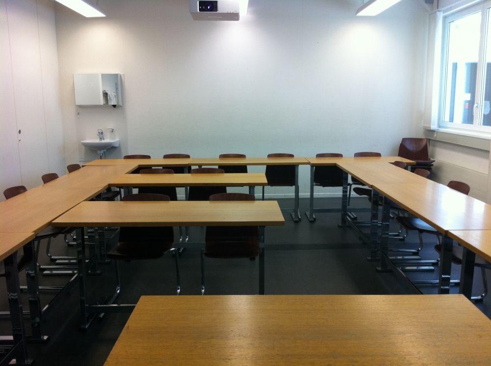 Seminarraum GLT-A-01: Raumsicht von der Wandtafel aus nach hinten.