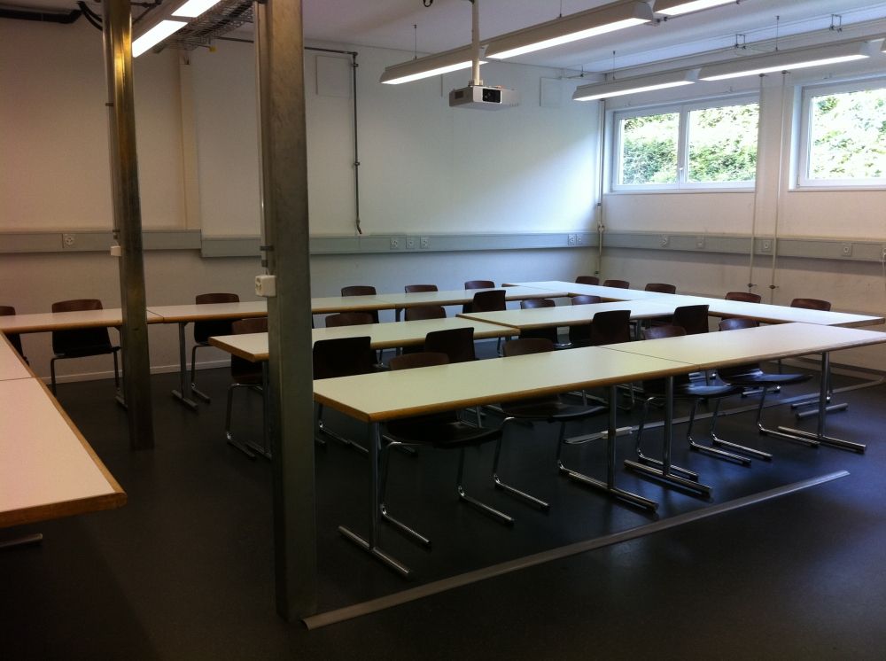 Seminarraum GLT-A-03: Raumsicht von der Wandtafel aus nach hinten.