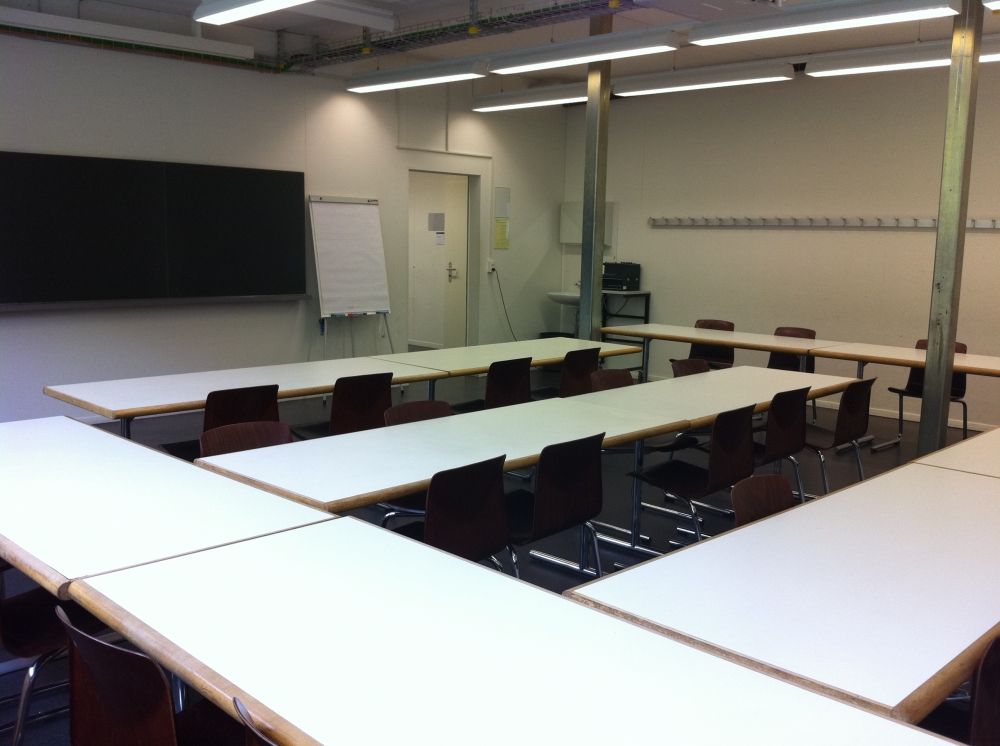 Seminarraum GLT-A-03: Raumsicht in Richtung Wandtafel.