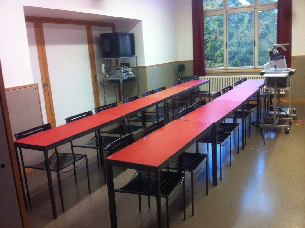 Seminarraum KOL-G-223: Blick in den Raum hinein. Es existiert ein Durchgang (weisse Türe) zum Seminarraum G-222.