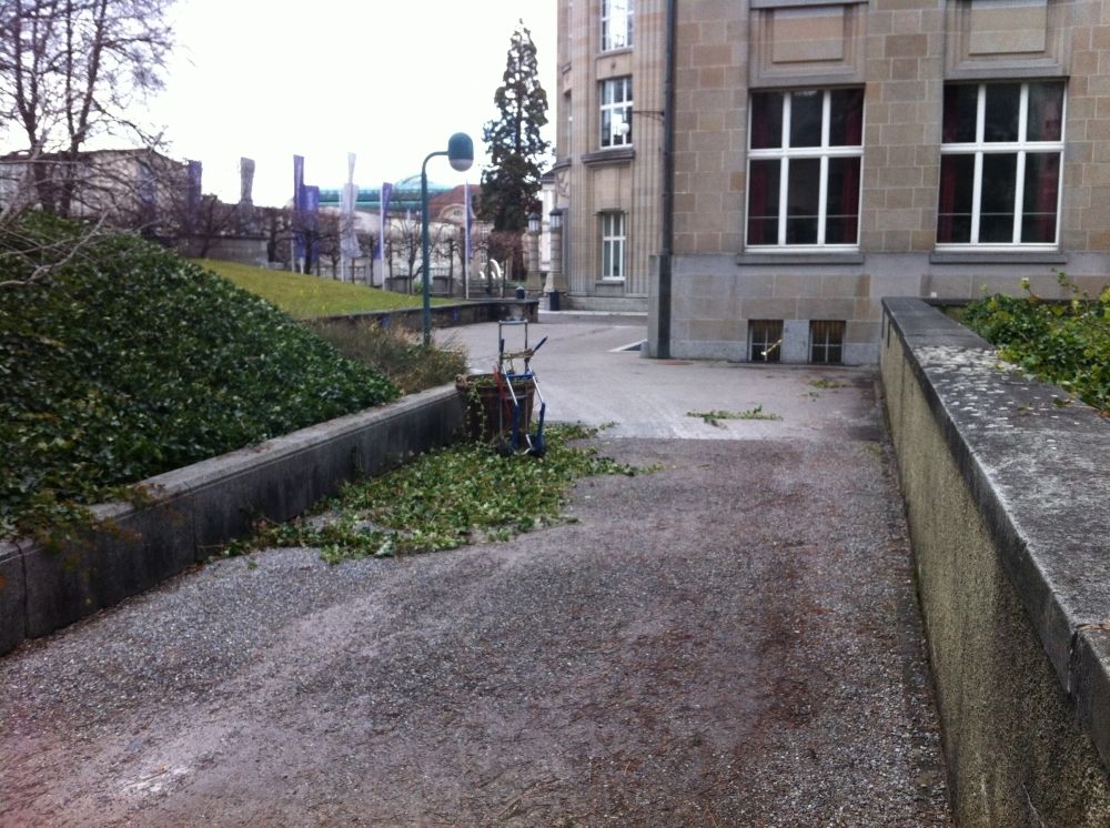 Gebäude KOL: Zufahrtsweg zu den Rollstuhl-Parkplätzen.