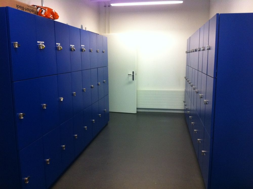GLT-A, Schliessfächer/Garderobe: Rechts und links im Raum sind Schliessfächer.
Hinten links: Herren-WC (AA 005B).