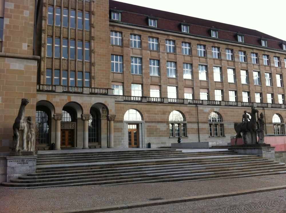 Gebäude KOL: KOL auf der Seite des Eingangs Künstlergasse.