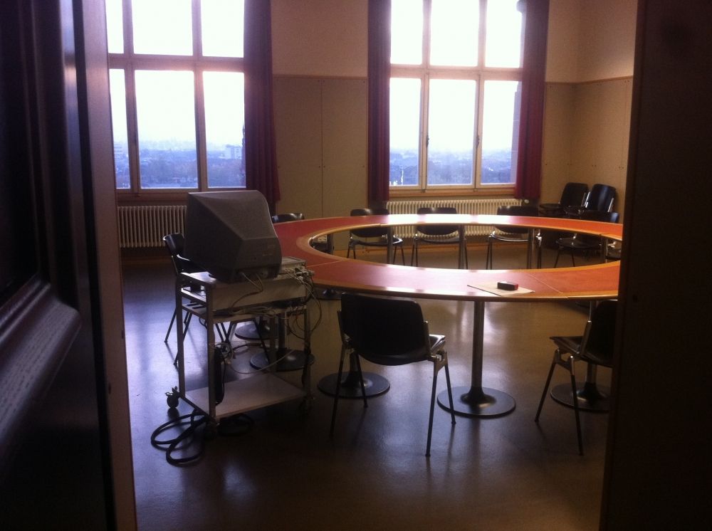 Seminarraum KOL-G-210: Blick in den Raum hinein.