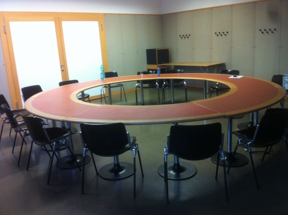 Seminarraum KOL-G-210: Blick auf den Rundtisch.