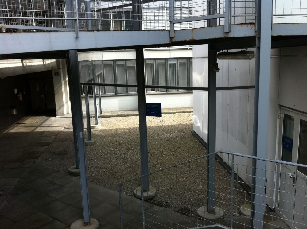 Gebäude GLT: Vorne rechts: Eingangstüre ins Stockwerk AA
Hinten links: Eingangstüre ins Gebäude ZUI, um stufenlos ins Stockwerk BB zu gelangen oder zu den Rollstuhl-Parkplätzen.