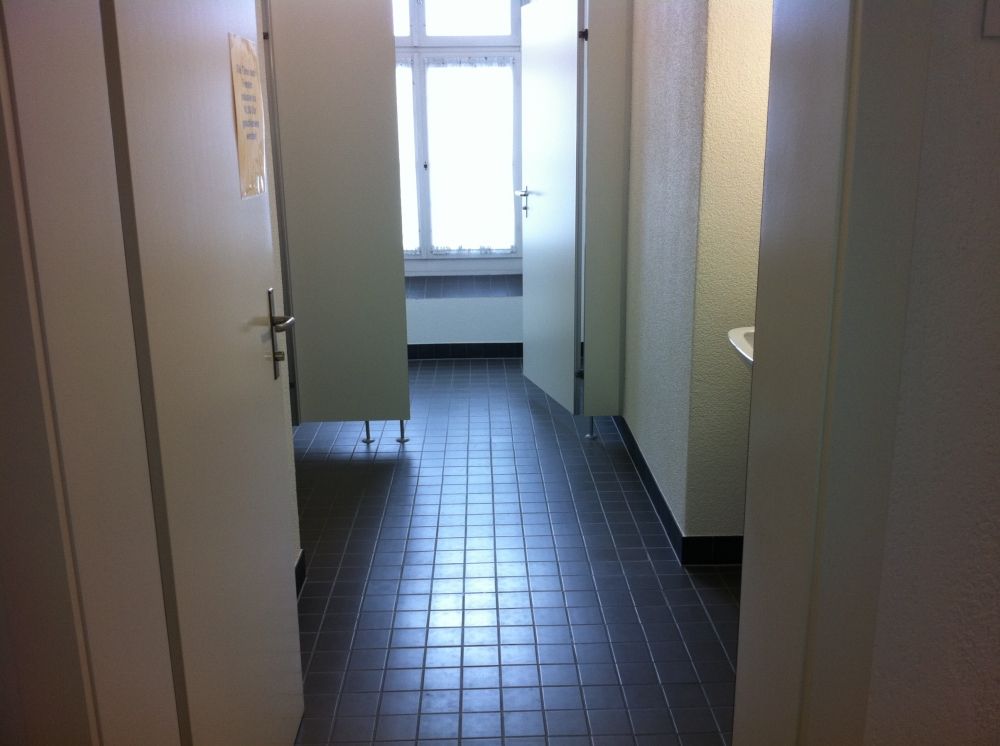 WC-Anlage SOG-A-16: Links: Kleines Damen-WC.
Geradeaus: Rollstuhl-WC.
Bemerkung: Das Gebäude selbst ist ausschliesslich über Stufen erreichbar.