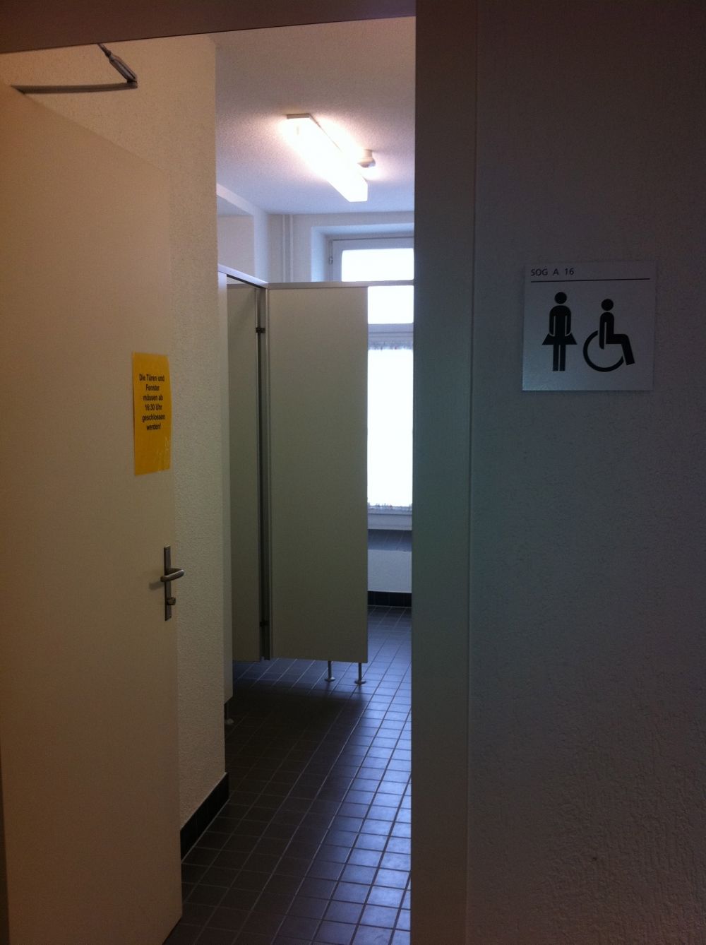 WC-Anlage SOG-A-16: Damen- und Rollstuhl-WC.