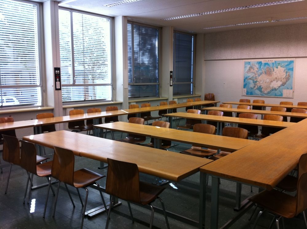 Seminarraum SOD-0-002: Sicht von der Wandtafel Richtung Sitzplätze.