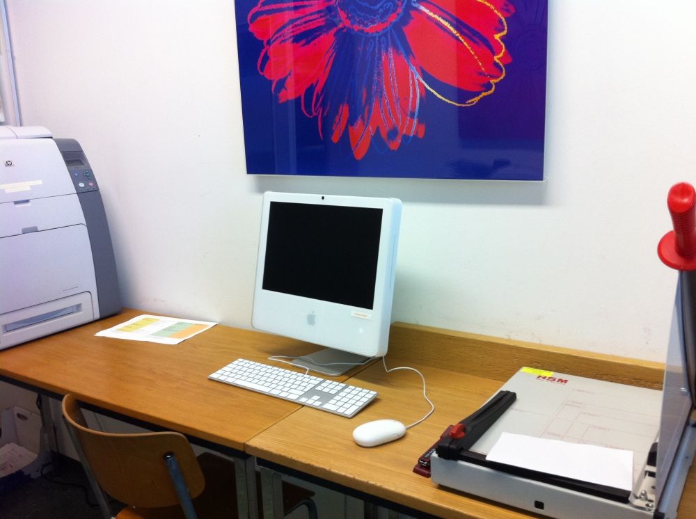 Kopierraum SOD-0-031: Rechts: Papier-Schneidemaschine.
Mitte: Mac.
Links: Drucker.