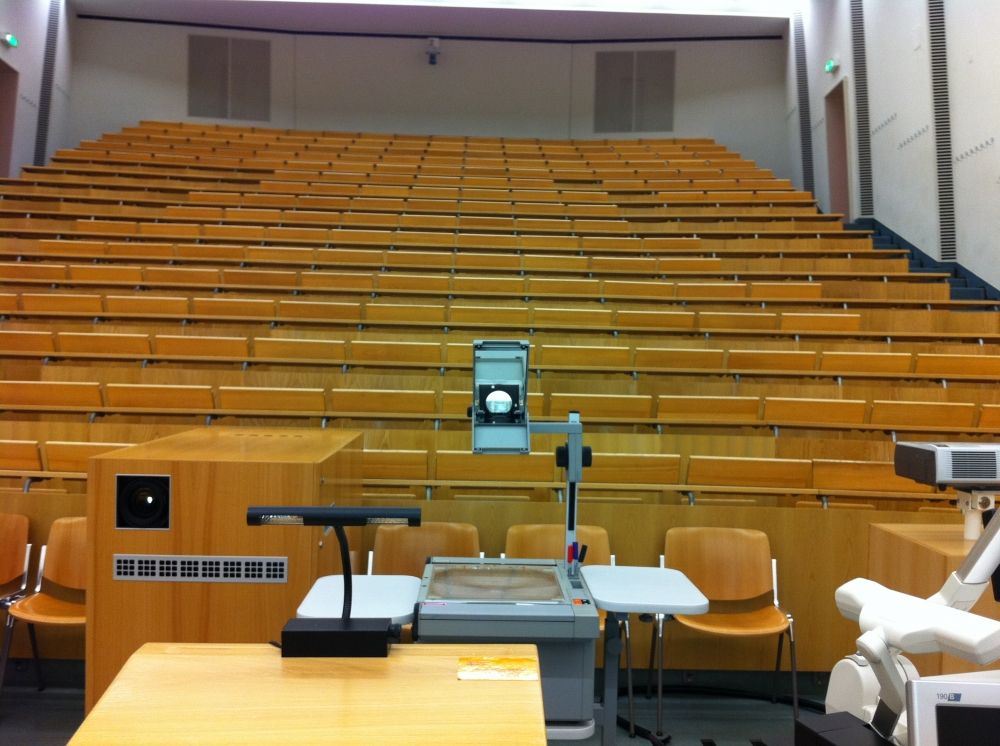 Hörsaal SOD-1-102: Sicht von der Wandtafel aus nach hinten.