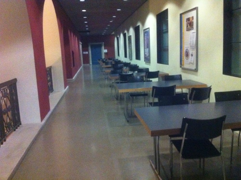 KOL, Stockwerk H: Arbeitsplätze mit Stromanschluss in den Gängen des Stockwerks.