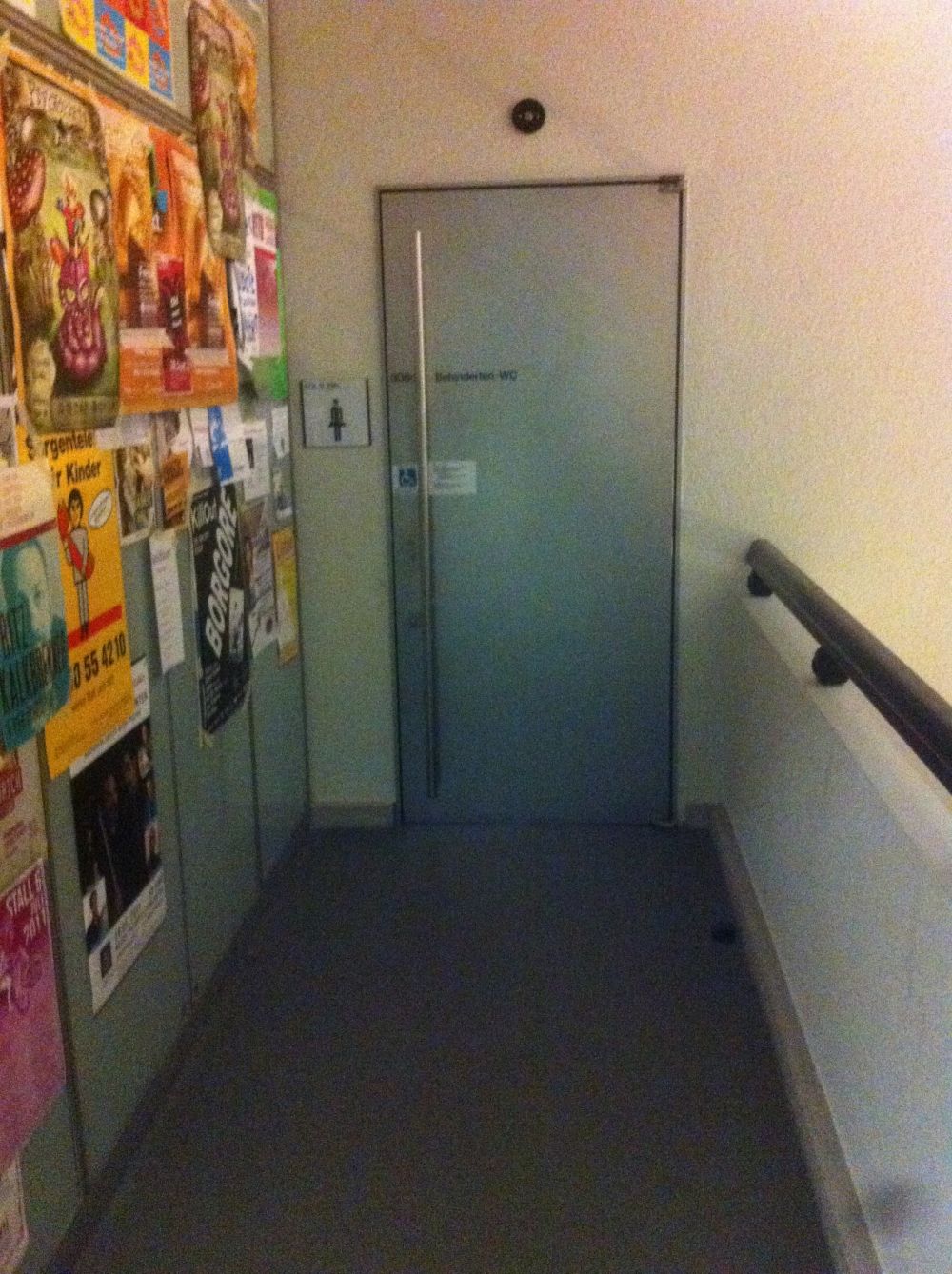 Rollstuhl-WC KOL-H-308c: Das Rollstuhl-WC befindet sich in der Nähe des Eingangs zum Hörsaal H-312a/b.