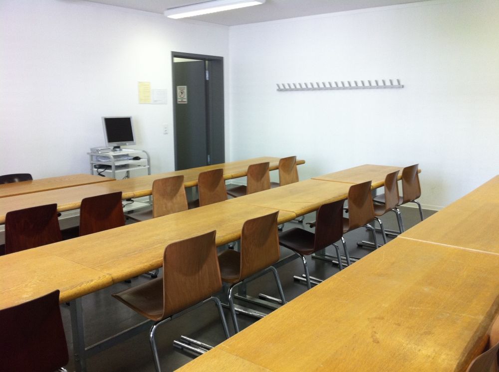 Seminarraum SOE-F-08: In Richtung Flipchart.