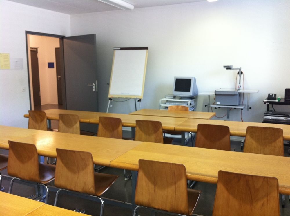 Seminarraum SOE-F-11: In Richtung Flipchart. Eingangstüre links erkennbar.