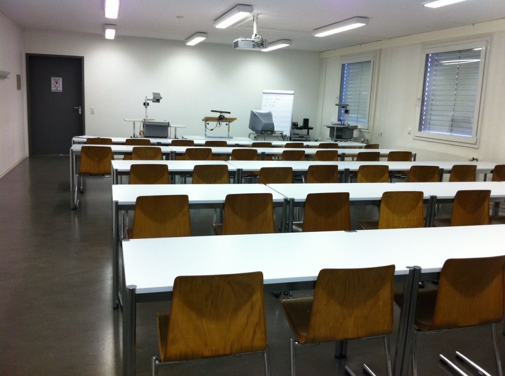 Seminarraum SOE-E-01: In Richtung Flipchart. Die Eingangstüre ist links ersichtlich.