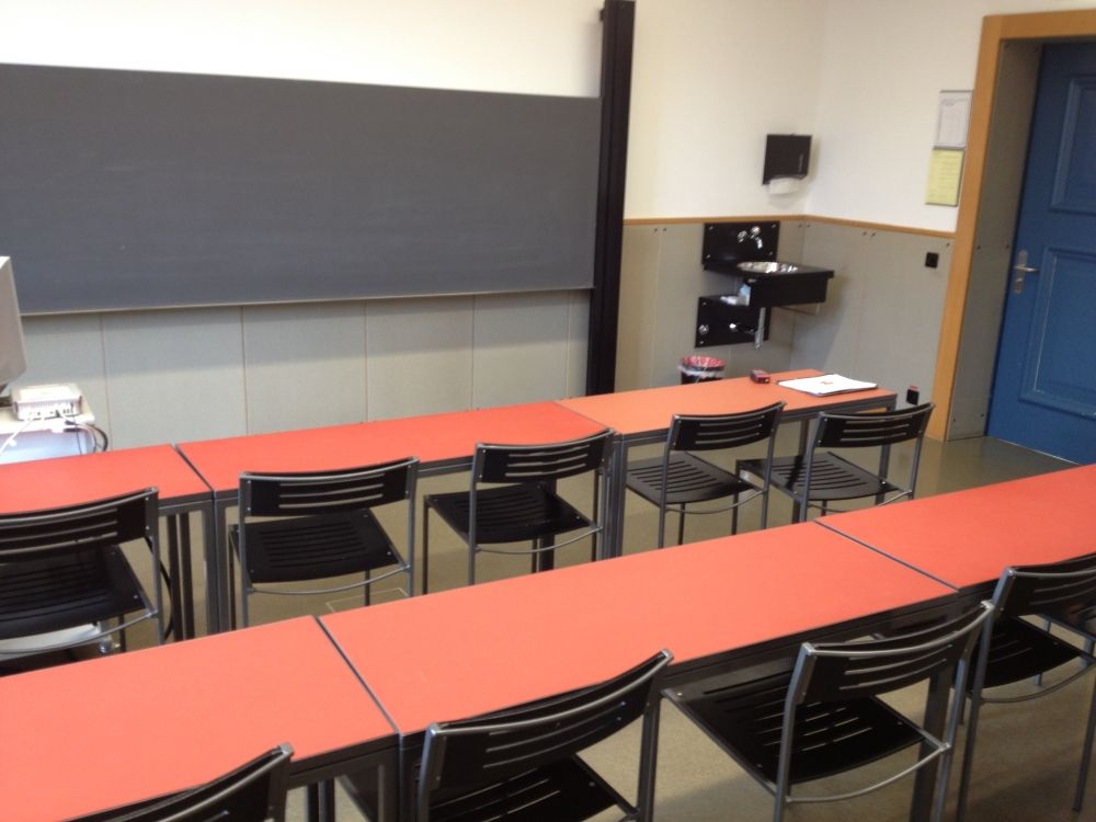 Seminarraum KOL-G-223: In Richtung Wandtafel.