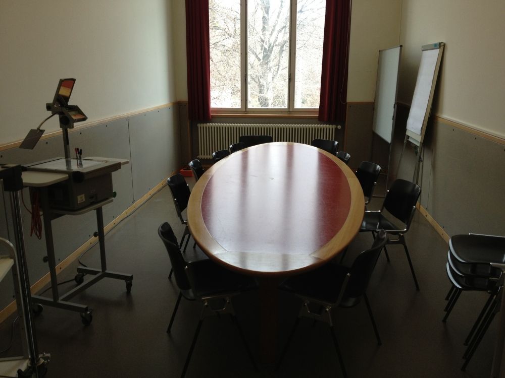 Seminarraum KOL-F-122: Von der Eingangstüre aus in den Raum hinein.