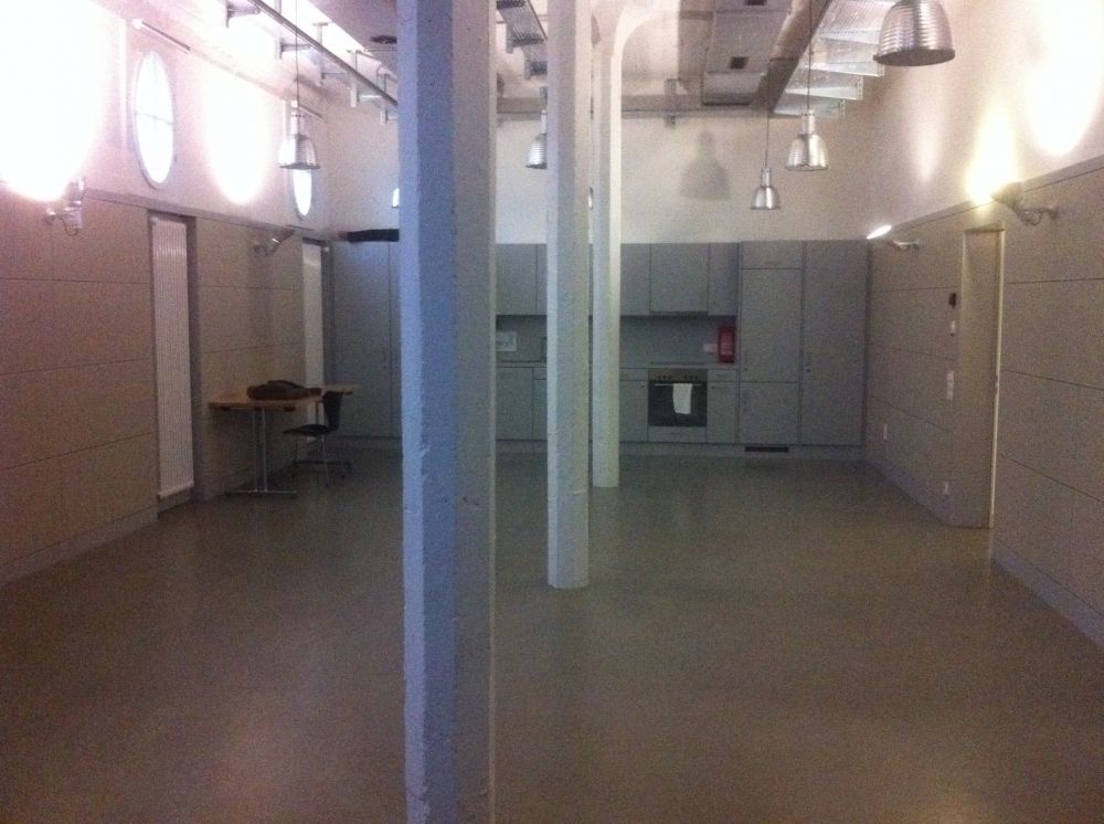 Ruheraum KOL-Q-2: Blick von der Wand her auf die inbegriffene Küche.