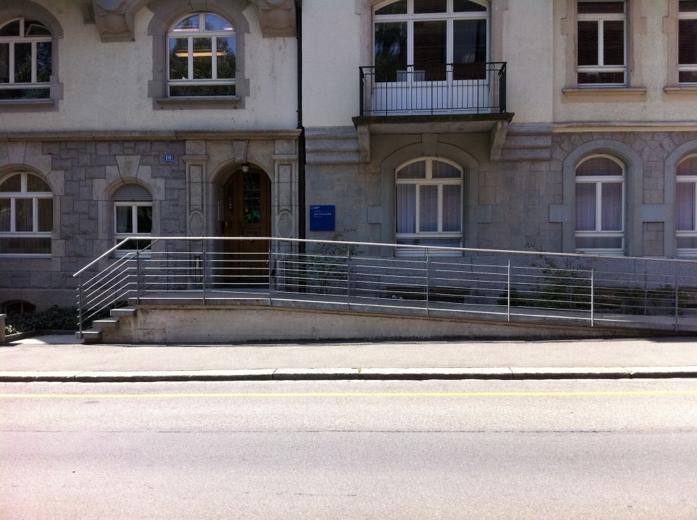 Gebäude PEL: Haupteingang, links: Treppe, rechts: Rampe.
