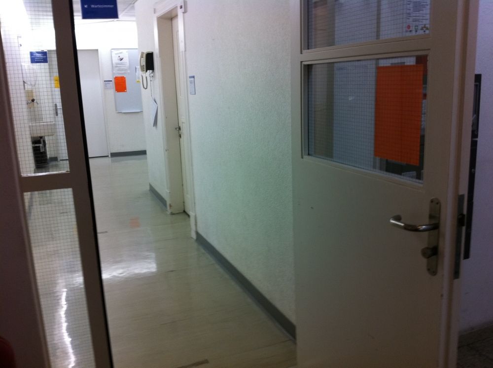 PEL, Lift: links: Wartezimmer
rechts um die Ecke: Lift